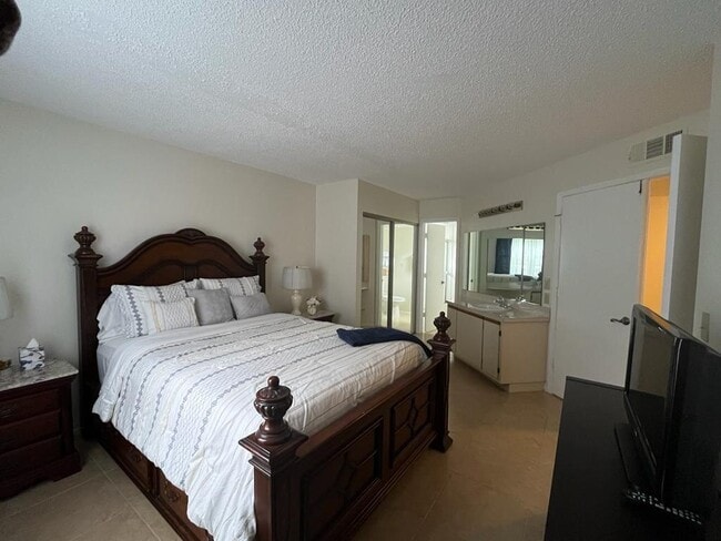 Building Photo - 1533 SE Royal Green Cir