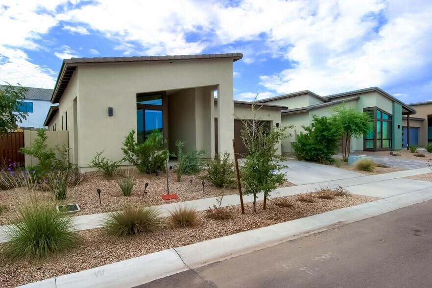 Building Photo - 1005 E Paseo Way