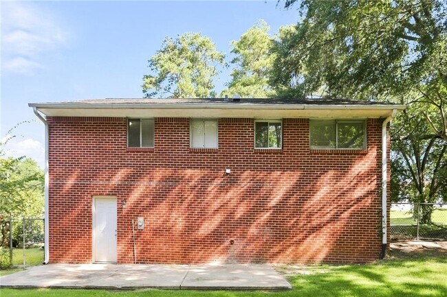 Building Photo - 221 Whipporwill Way