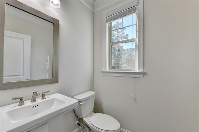 Building Photo - 3159 Clairebrooke Ave