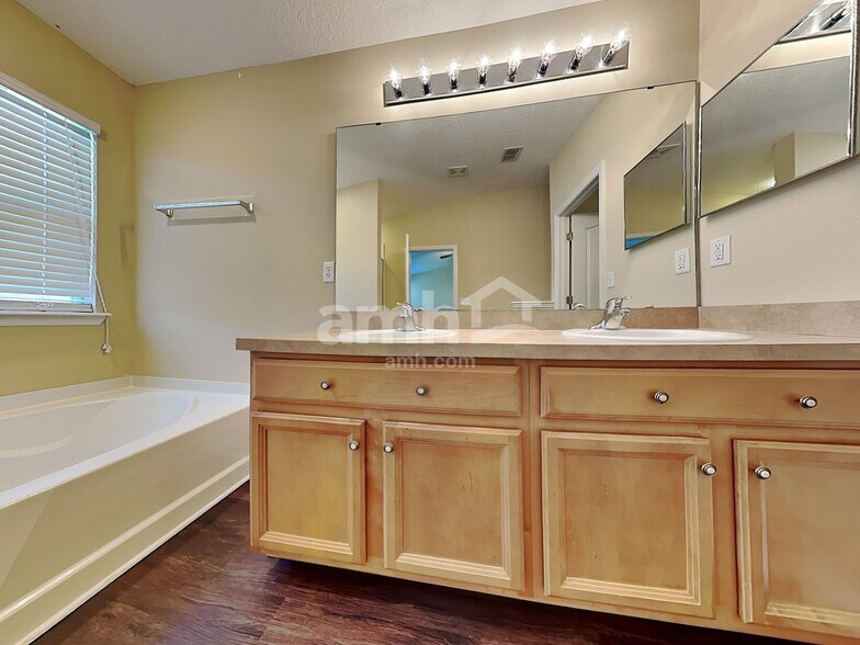 Building Photo - 884 Bonaparte Landing Ct