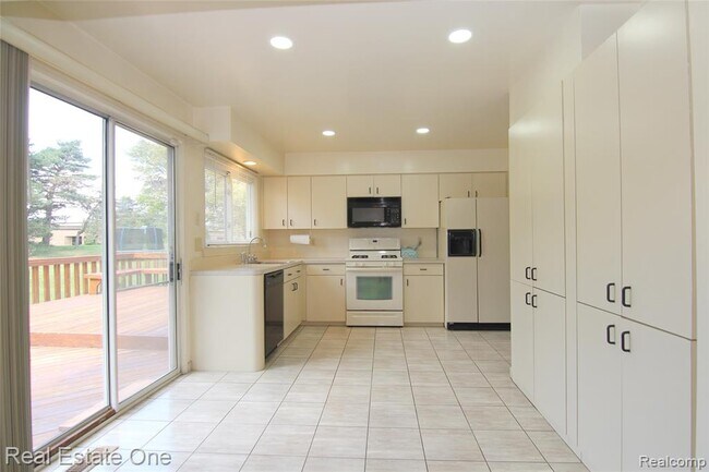 Building Photo - 5590 Greenbriar Dr