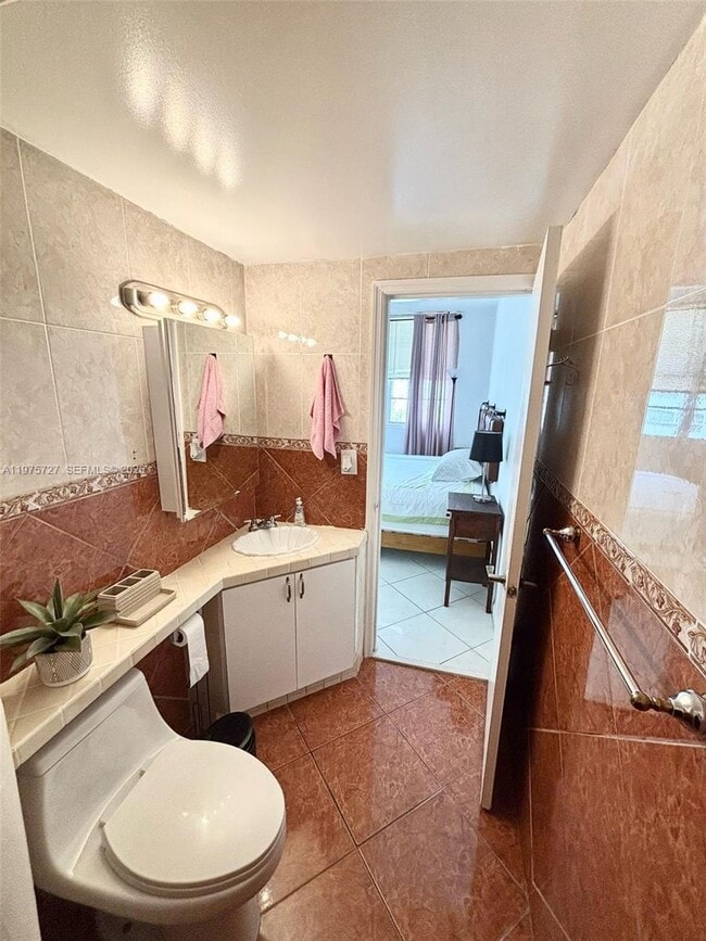 Building Photo - 905 Brickell Bay Dr