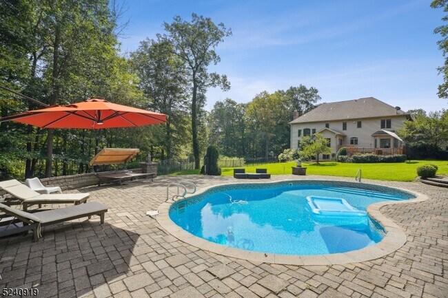 Building Photo - 22 Forest Hill Dr