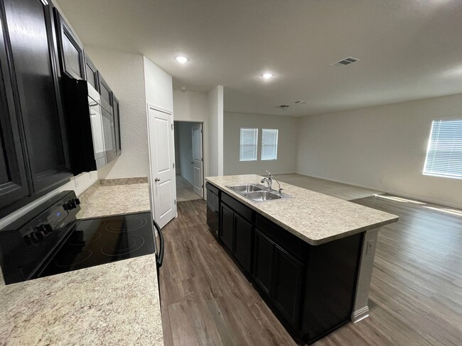 Building Photo - Available for a July 2025 Move In-Modern 3...