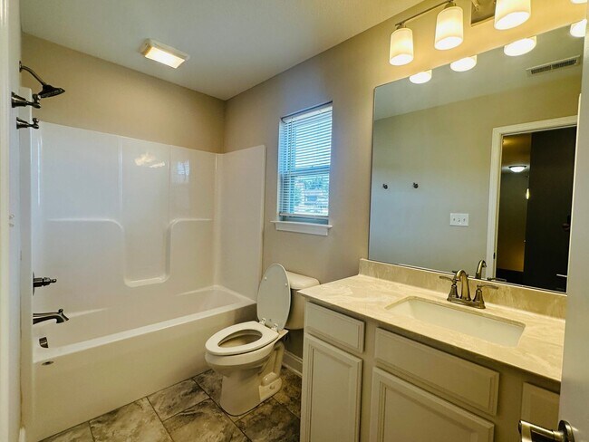 Building Photo - Incredible views 4 bed / 2.5 bath, master on main