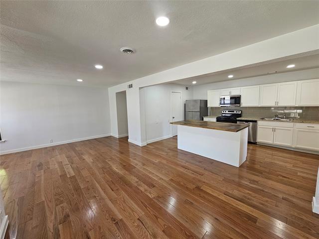 Building Photo - 2402 Housley Dr