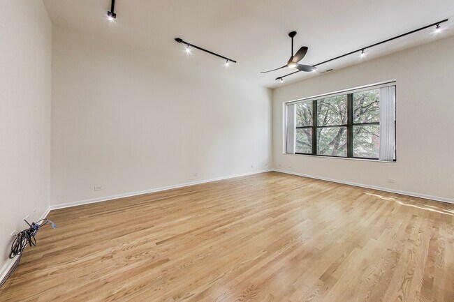 Building Photo - 1152 W Madison St