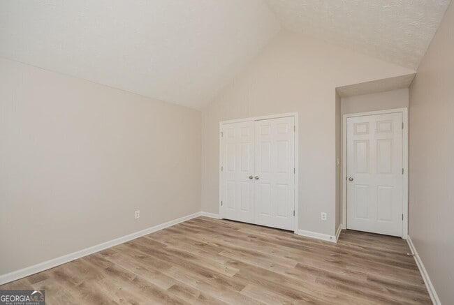 Building Photo - 237 Fox Run