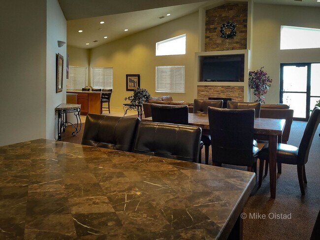 Building Photo - Diamond Valley Apartments