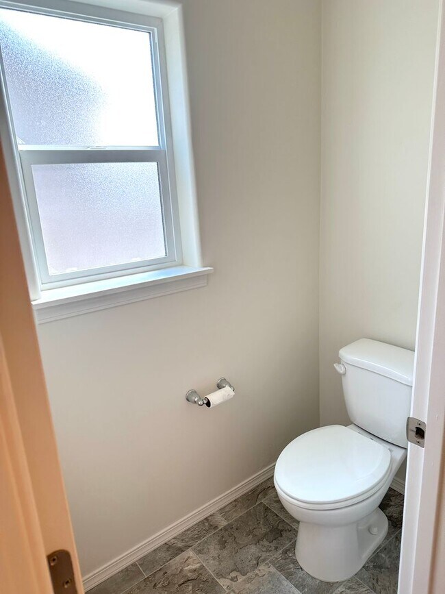 Building Photo - Newer 3-Bedroom in Middleton