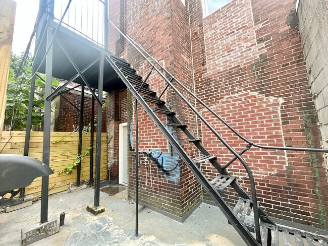 Building Photo - 2725 W Girard Ave