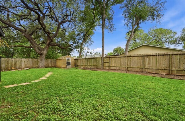 Building Photo - 2509 Redleaf Ln