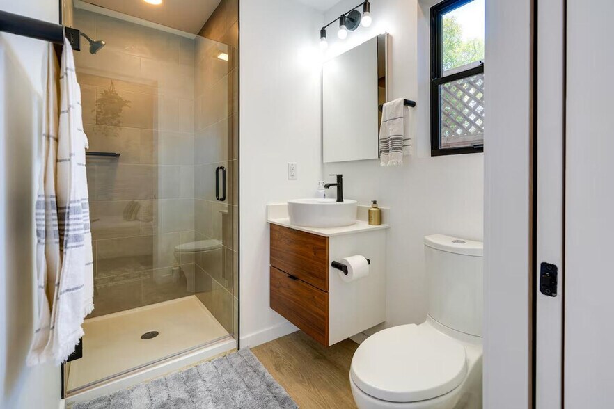 Building Photo - 510 Iris St