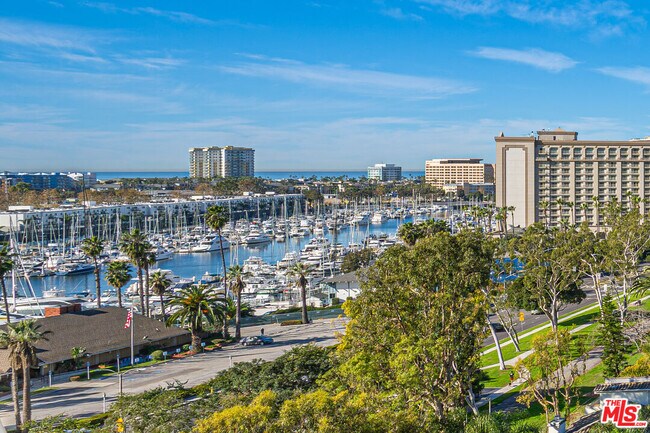 Building Photo - 13700 Marina Pointe Dr