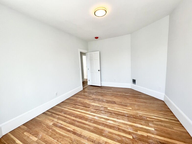 Building Photo - 79 Sydney St