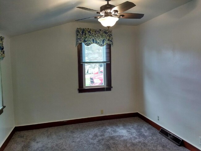 Building Photo - 109 E Davis St