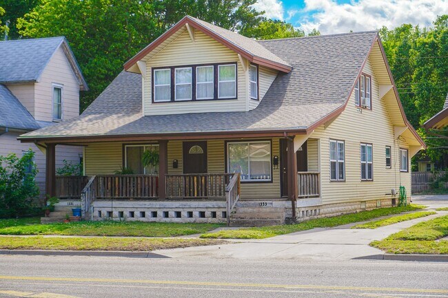 Building Photo - COMING SOON! 2b 1 ba w basement, Lawn Care + Trash Included