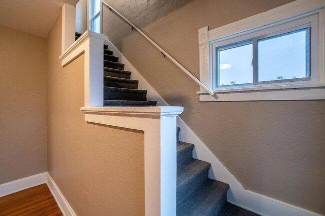 Building Photo - 4 Bedroom 1 Bath - Short term lease available contact for more information