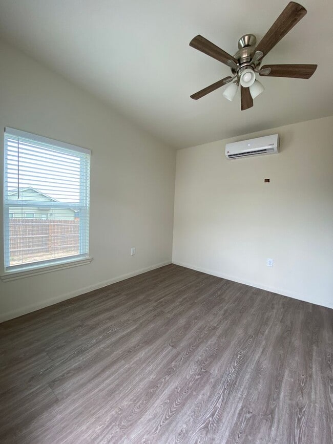 Building Photo - Move in Ready 3 bd/2 ba with bonus rooms!