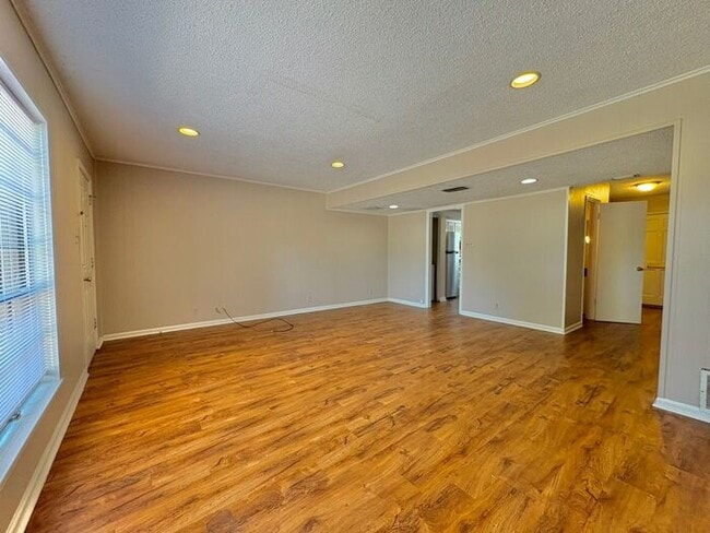 Building Photo - Available Now! Beautiful 3 bedroom 2.5 bat...