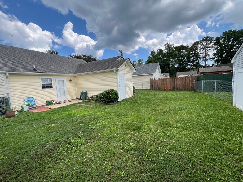 Building Photo - 108 Willow Way