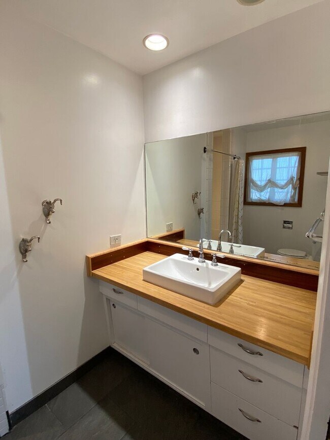 Building Photo - Spacious Visalia home in a well establishe...