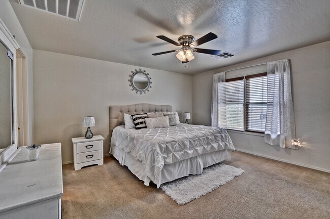 Building Photo - 17243 W Tara Ln