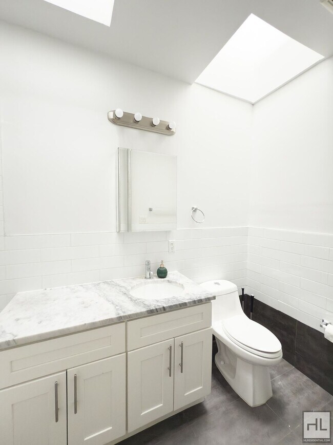 Building Photo - Beautifully Renovated 3-Bedroom with Priva...