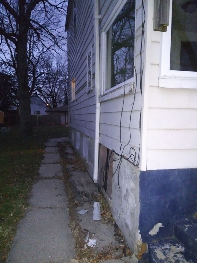 Building Photo - 4 Bedroom 1.5 bathroom Single Family Home