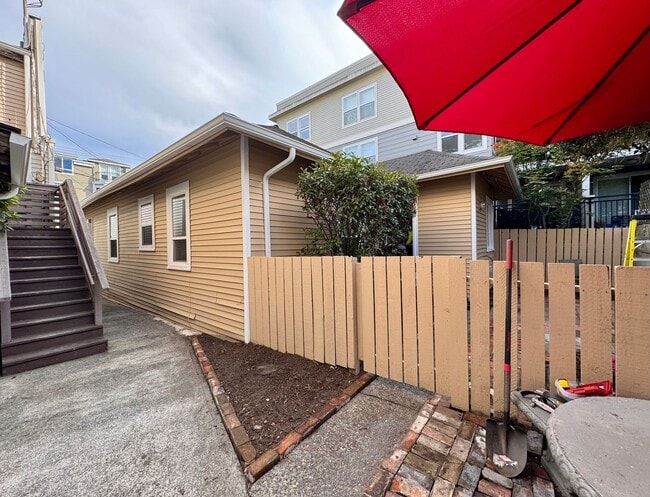 Building Photo - Queen Anne Home