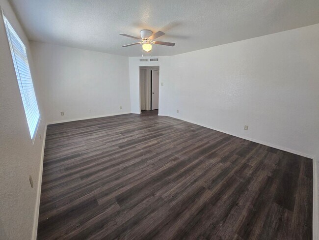 Building Photo - Spacious Home, Pets welcome