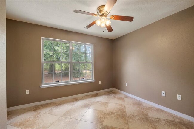 Building Photo - Charming 3 Bed / 2 Bath - Avail. 8/10/26