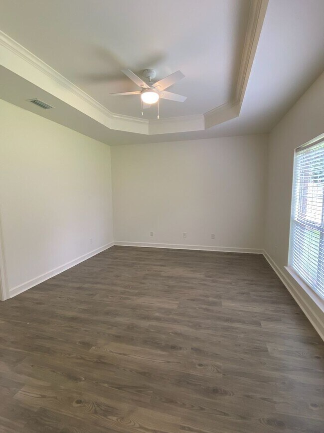 Building Photo - COMING AVAILABLE IN APRIL