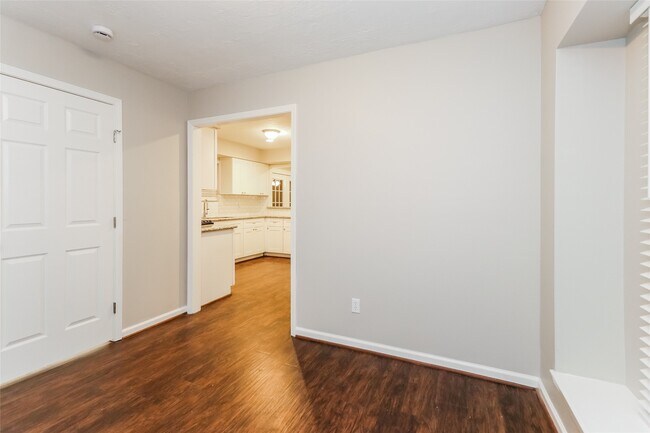 Building Photo - 647 Mosswood Dr