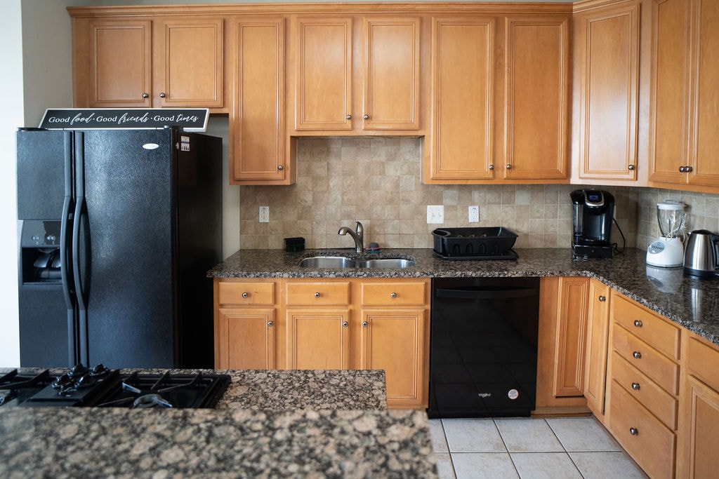 Full kitchen w.appliances - 604 Kingfisher Ave