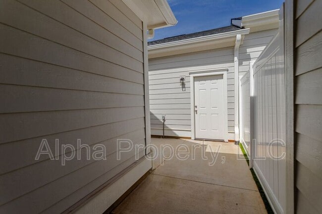Building Photo - 14 Alderly Way
