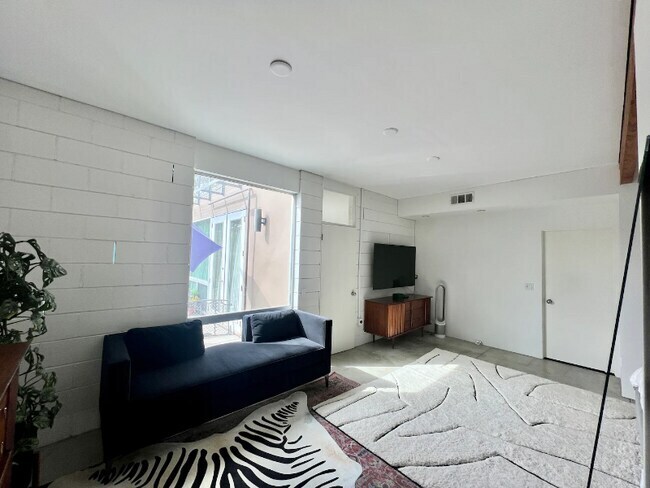 Building Photo - 3066 Nile St