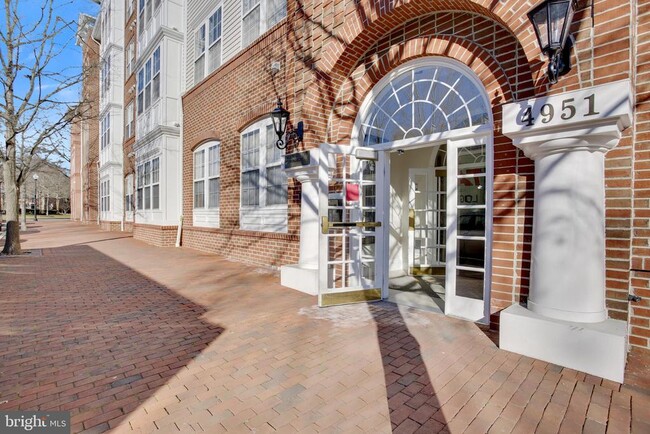 Building Photo - 4951 Brenman Park Dr