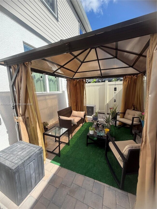 Building Photo - 9261 Gran Teatro Dr