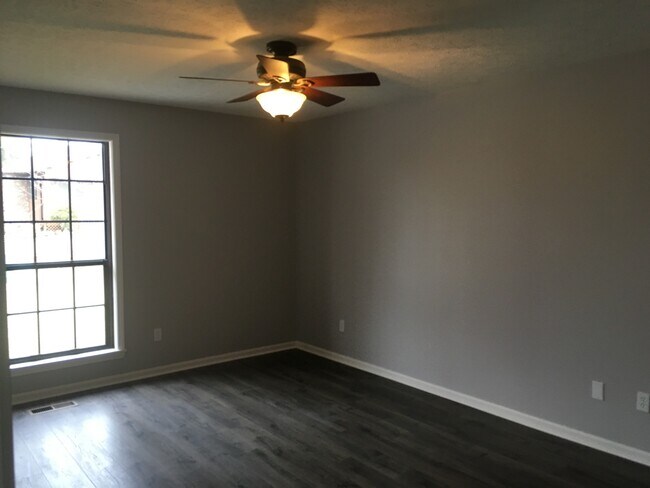 Building Photo - Beautifully Renovated 3 Bedroom 2 Bath Hou...