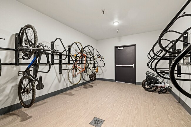 Building Photo - Pet friendly 2 bed 2 bath (ensuite) in ful...