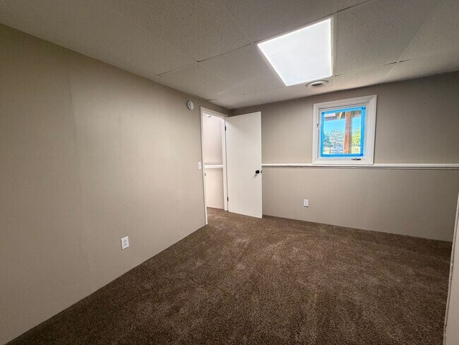 Building Photo - Rockford Schools! 4 Bedroom Duplex