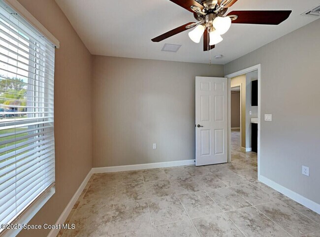 Building Photo - 2702 Hester Ave SE