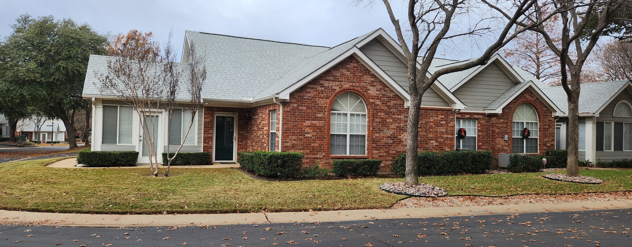 Front - 902 Bridges Dr