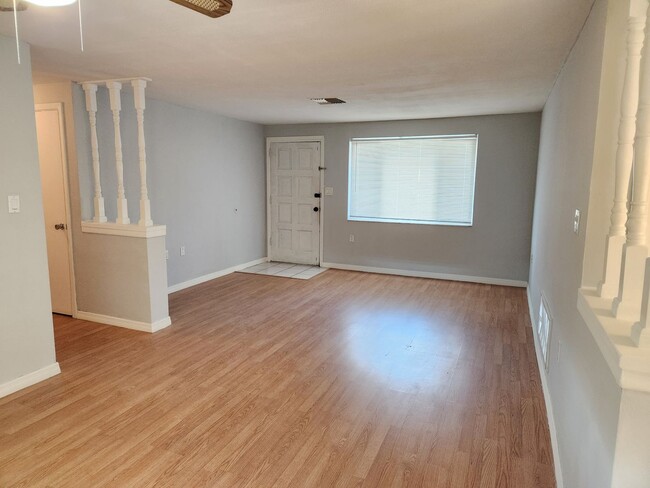 Building Photo - 3/1 1042 sq ft home Accepting Standard and...