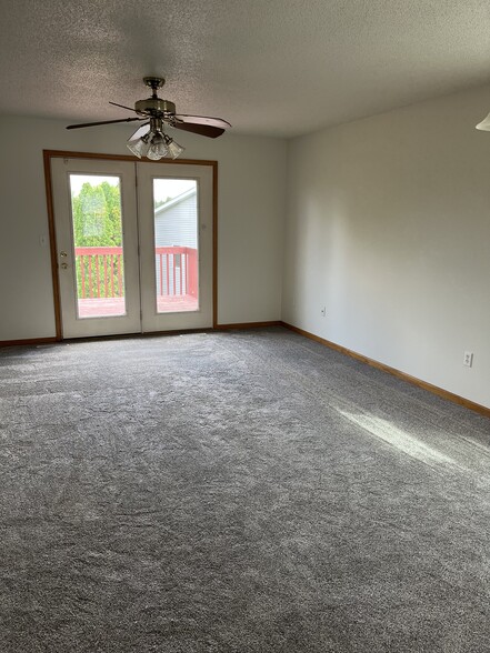 Living room towards deck - 2115 14th St