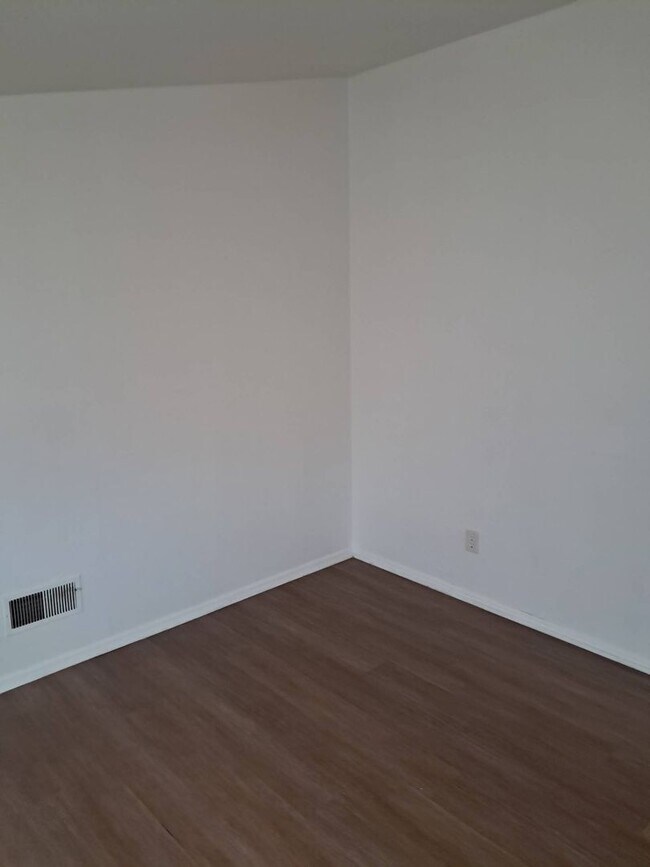 Building Photo - 8836eN95thM