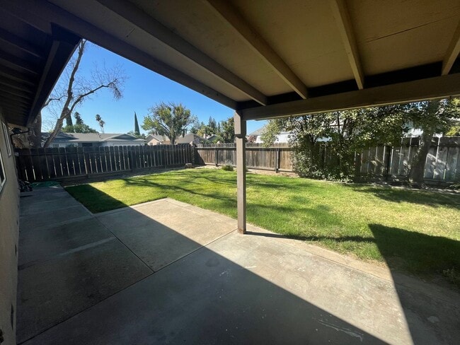 Building Photo - 3233 Nightingale Dr