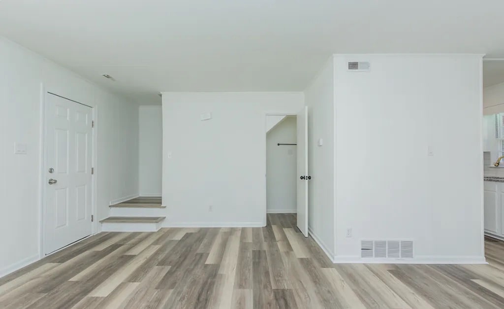 Building Photo - Room in Townhome on Greenbriar Rd